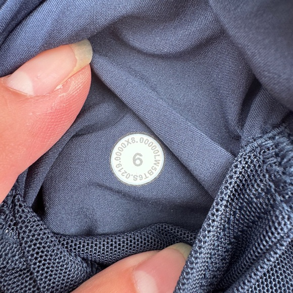 Lululemon On The Fly Pant *Woven Full Length 31" in True Navy. Size 6. - Picture 8 of 17